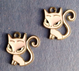 SHIFTY EYES ESMALTE ROSA😼DIJES GATO - JOYERÍA, ÁLBUM DE RECORTES, MANUALIDADES -- 21 mm -- 2 piezas - Imagen 1 de 3
