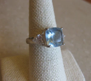 Anillo de ley con circonitas azules y blancas pálidas / talla 7 3/4 - Imagen 1 de 7