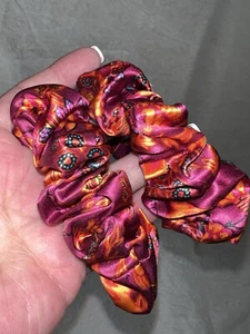 SET 2 SLIP PURA 100% SETA GRANDI SCRUNCHIES, ROSA BORDEAUX, NUOVI IN SCATOLA - Foto 1 di 12