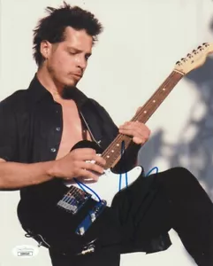 *WOW* CHRIS CORNELL SIGNED SOUNDGARDEN 8x10 PHOTO AUDIOSLAVE JSA COA EXACT PROOF - Bild 1 von 3