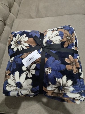 Vera Bradley Trellis Floral White Essentials Throw Blanket 50" x 80" GIFT NWT - Image 1 of 4