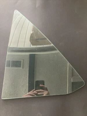 4402622 Fiat 131 4 puertas - Cristal trasero izquierdo (fijo) / Vetro Posteriore Fisso Foto 1 de 4