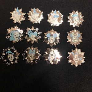 Disneyland Hotel Snowflake 12 Pin Set 2007 komplette Sammlung - Bild 1 von 3