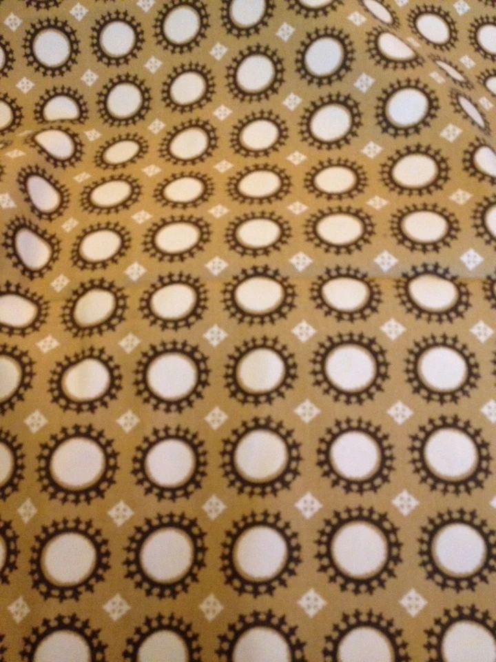 Cortina de ducha de tela de punto circular umbral marrón tostado Foto 1 de 2