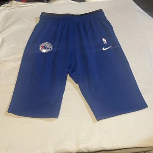 Pantaloncini lunghi da allenamento NBA Nike Philadelphia 76ers Sixers taglia:XXLT #22 - Foto 1 di 4