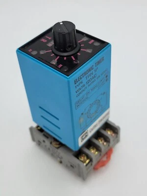 Temporizador electrónico Cutler-Martillo TRN1P 10A 120VAC 0-5 min con base de enchufe D3PA2 Foto 1 de 4