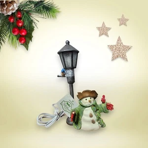 Hallmark 2001 Mitford pupazzo di neve con lampada cardinale rossa post luce Nite - Miss Rose - Foto 1 di 13
