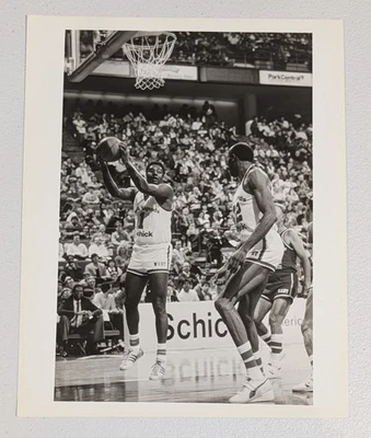 Foto sin fecha - Oscar Robertson - Agarra rebote en Old Timers Game - parte posterior en blanco  Foto 1 de 2