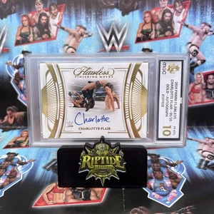 Charlotte Flair WWE Panini Flawless 2024 Finishing Moves Gold Auto /10 MGC 10 - Bild 1 von 7