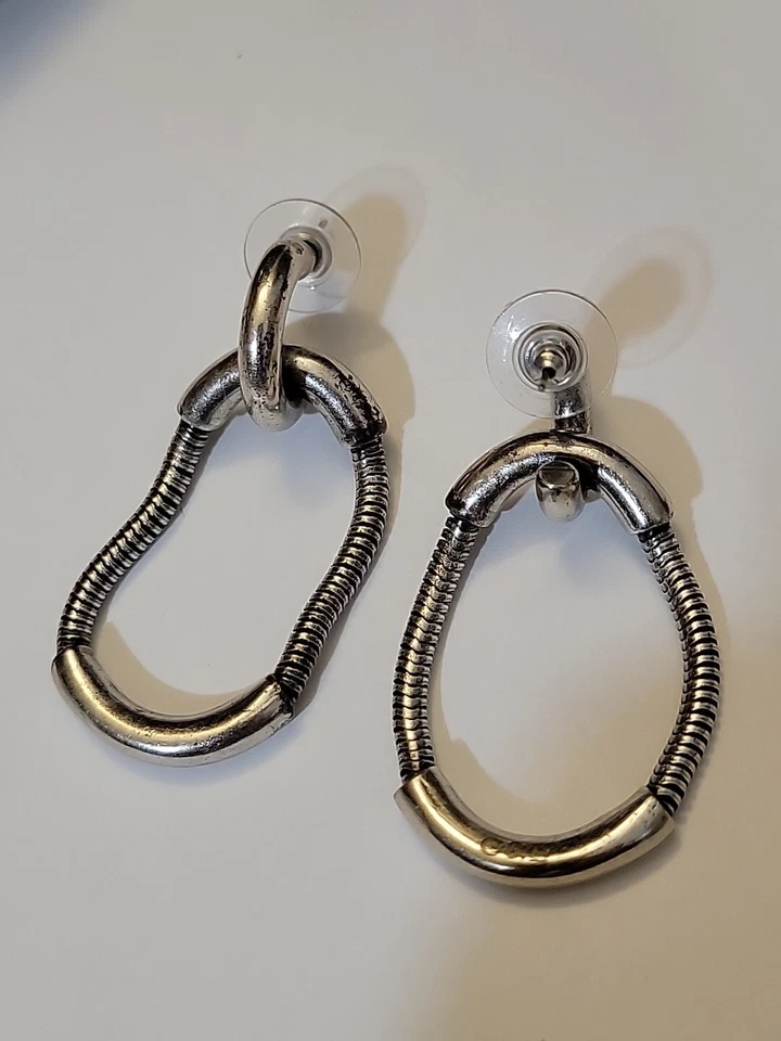 Pendientes enchapados en plata modernistas de diseño Giles & Brother Foto 1 de 4