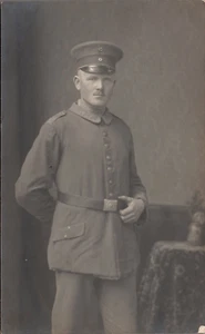 AK Foto WK I Atelierfoto, Soldat, Gürtelschnalle ungelaufen  (2495A14) - Bild 1 von 2
