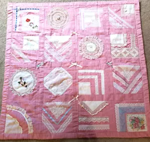 Handgefertigt Vintage Taschentuch Quilt rosa Rose Shabby Satin Spitze Wandhängend - Bild 1 von 12