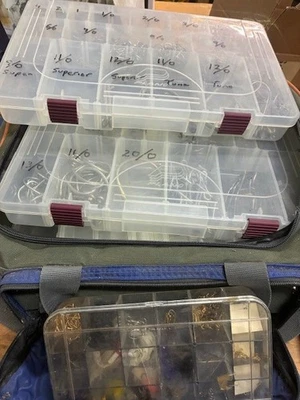 Gran Lote De 300+ Ganchos De Pesca Atar Cebo Y Mosca Colección De Tamaños Estilos Marcas Foto 1 de 2