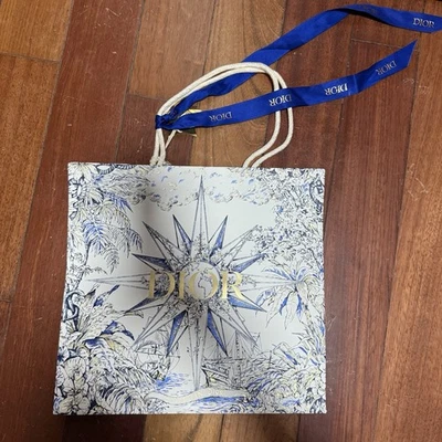 Bolsa de regalo Dior 2022 Holiday Nautical Toile "con dije de estrella dorada Foto 1 de 2