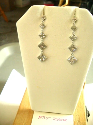 PENDIENTES PERFORADOS TRIÁNGULOS BORLA LARGOS RELLENOS DE CRISTAL COLOR CLARO Betsey Johnson Foto 1 de 4