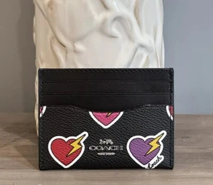 Coach CW922 schmale Ausweisetui Herz Bolzen Druck beschichtetes Canvas & Leder schwarz multi - Bild 1 von 9