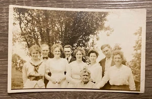 Vtg RPPC Photo Postcard AZO Candid Shot Of Extended Family Smirking And Smiling - Imagen 1 de 11