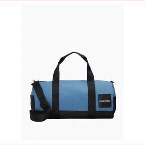 Borsone Calvin Klein in tela con logo casual blu - Foto 1 di 3