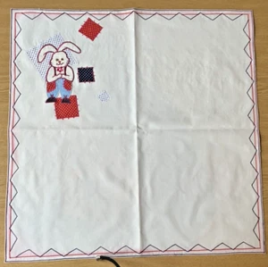 Oster-Tischdecke, weiß mit Applikation u. Maschinenstickerei 60x60 cm, gebraucht - Bild 1 von 2