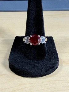 14K Weißgold synthetischer Rundschliff roter Rubin mit CZ Akzenten Damenring Größe 7 - Bild 1 von 24