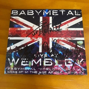 Album CD firmato autografato BABYMETAL usato Live At Wembley J-POP 2016 - Foto 1 di 4