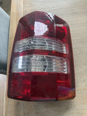 08-12 JEEP FREEDOM ПРАВЫЙ ЗАДНИЙ ПАССАЖИРСКИЙ БОКОВОЙ ТОРМОЗ ЗАДНИЙ ФОНАРЬ RH - Изображение 1 из 4