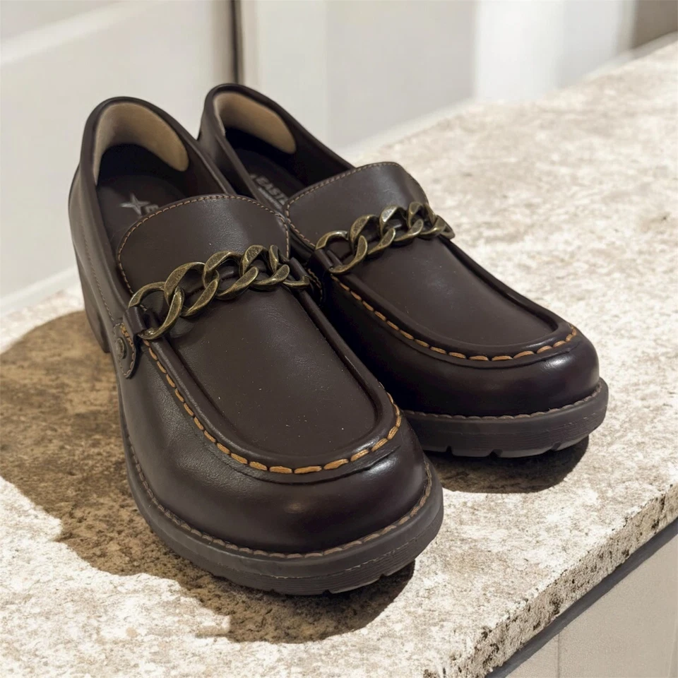 Mocasines Eastland para mujer de cuero marrón con detalle de cadena Foto 1 de 4