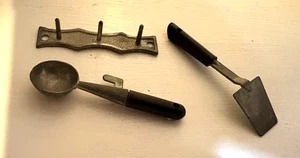 Utensilios de metal vintage para casa de muñecas - Imagen 1 de 3