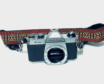 Cuerpo de cámara Pentax K1000 35 mm SLR vientos y clics de obturador SOLO PIEZAS REPARACIÓN Foto 1 de 4