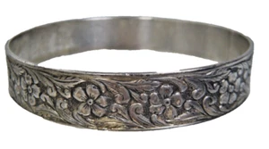 BRAZALETE DE LEY ESTERLINA FLORAL DE 1/2"" ANCHO JEWELART 8"" CIRCUNFERENCIA - Imagen 1 de 5