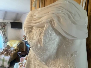 Satin Ivory Wedding Dress by Amanda Wyatt, excellent condition. Size 16 - Picture 1 of 16