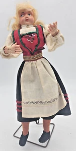 HILDAS S. EGE NORWEGEN 9 ZOLL PUPPE BLOND ROT WESTE WEISSE SCHÜRZE SCHWARZER ROCK ROTE BORTE - Bild 1 von 13