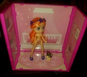 Muñeca de vinilo Jay Play/TARGET 8" Boxy Girl siete con estudio, accesorios y perro mascota - Imagen 1 de 10