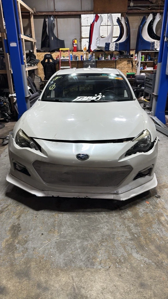 Cubierta de parachoques delantero Toyota Scion FRS 2013-2016 Toyota 86 Subaru BRZ blanco perla Foto 1 de 4