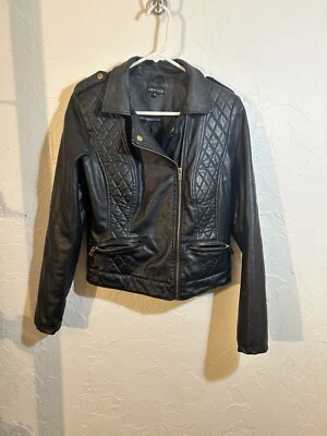 Chaqueta para mujer marca New Look imitación cuero negra, talla M. Foto 1 de 4