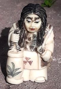 Modellino vintage giapponese in resina Netsuke rotante due facce vampiro/donna firmata - Foto 1 di 12