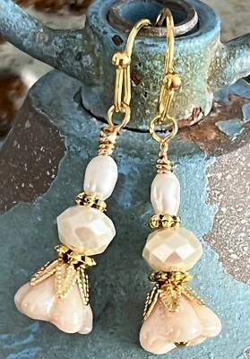 Hermosos pendientes colgantes de oro con flores de marfil y perlas de agua dulce. Foto 1 de 3