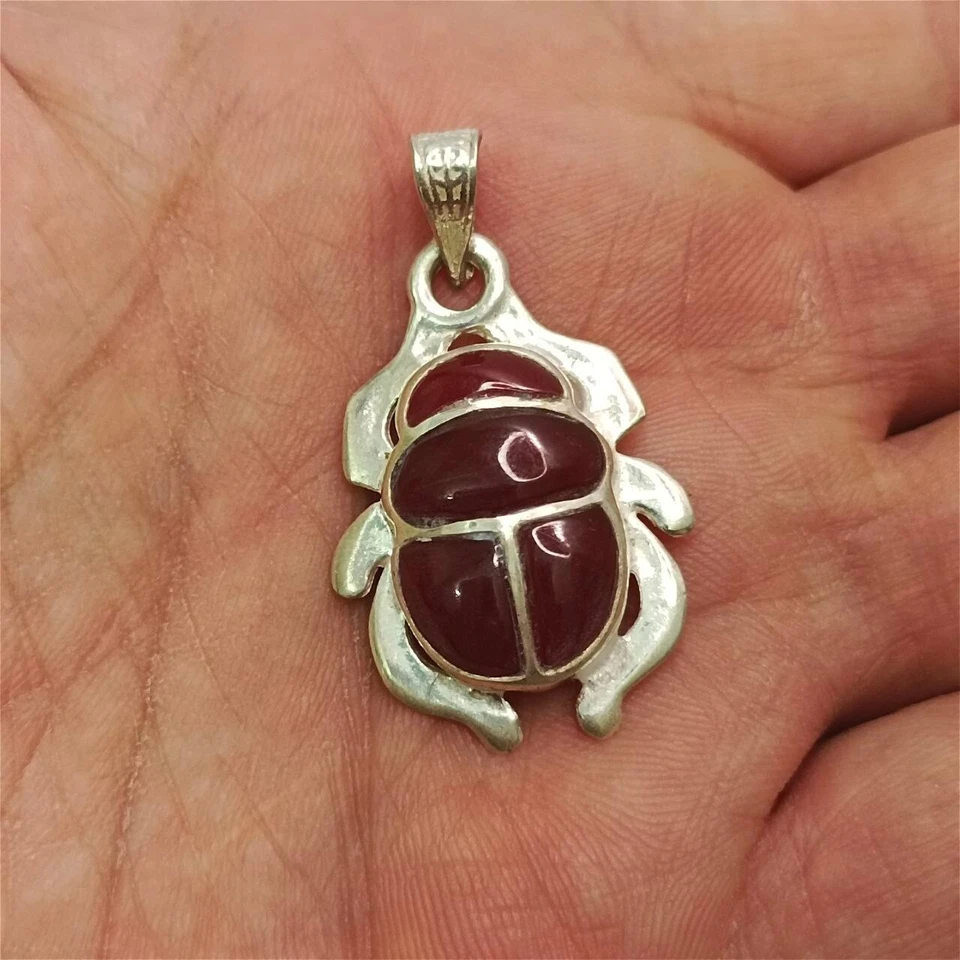 Colgante escarabajo plata 925 hecho a mano con piedra roja profunda, inspirado en el antiguo Egipto Foto 1 de 4