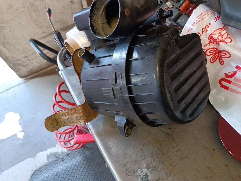 1989 ISUZU TROOPER 2.6 AIR CLEANER UPPER AND LOWER USED NOT NEW - Image 1 of 4