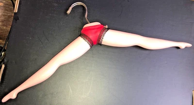 Lencería vintage años 60 novedad colgador de ropa molde soplado pierna extendida encaje rojo Foto 1 de 2