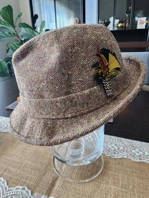 Винтажная коричневая твидовая шляпа-федора с перьевым акцентом. - Изображение 1 из 4