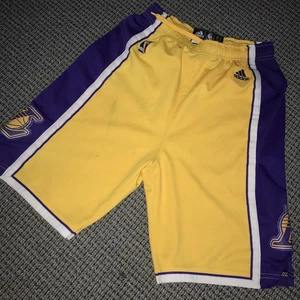 Los Angeles Lakers YOUTH Large 14-16 Yellow Adidas Basketball Shorts - Picture 1 of 5
