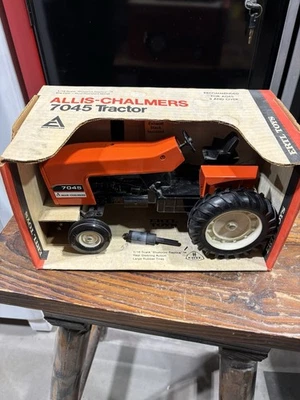 TRACTOR ALLIS CHALMERS 7045 1/16 AC WF ERTL SIN USAR, EN CAJA Foto 1 de 4