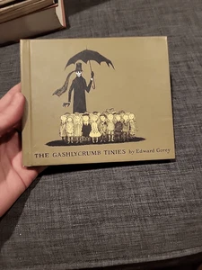 The Gashlycrumb Tinies: Or, after the Outing von Edward Gorey (1997, Hardcover) - Bild 1 von 2