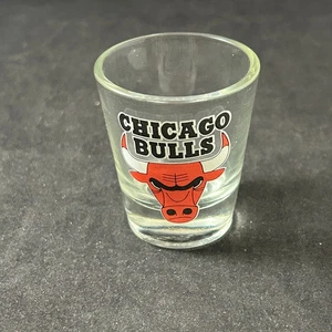 CHICAGO BULLS LOGO NERO E ROSSO NBA VETRO TRASPARENTE MARCA CACCIATORE SHOT GLASS - Foto 1 di 2