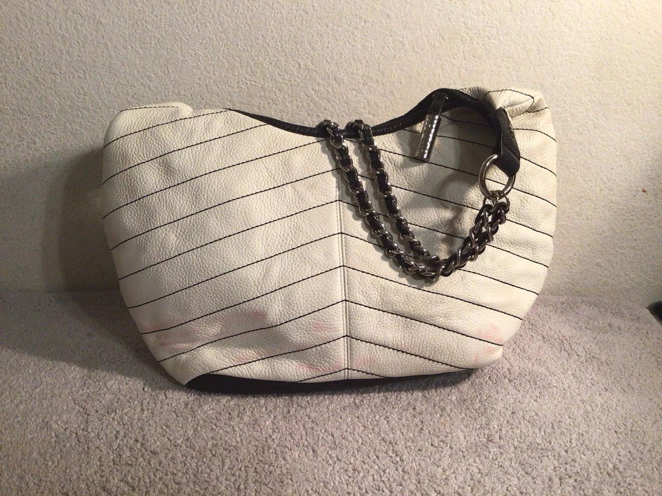 Bolso de hombro Bodhi Hobo de cuero blanco/negro Foto 1 de 4