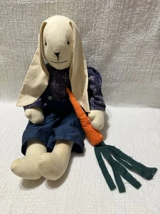 Niedlicher 17,5 Zoll Volkskunst Schlappjunge Hase Kaninchen im Overall mit Karotte Stofftier - Bild 1 von 18