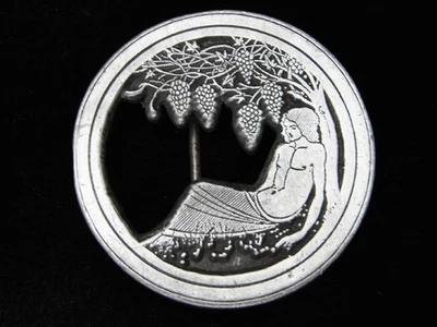 PK11174 VINTAGE 1970s *MAN UNDER GRAPE VINE* BEARDSLEY ARTWORK BELT BUCKLE - Image 1 of 2