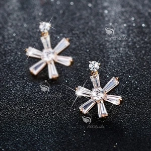 18k yellow gold made with SWAROVSKI crystal stud snowflake earrings dangle - Picture 1 of 3