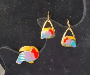 Vintage Laurel Burch Toucan Goldtone Enamel Colored Dangle Earrings Lapel Pin - Picture 1 of 3